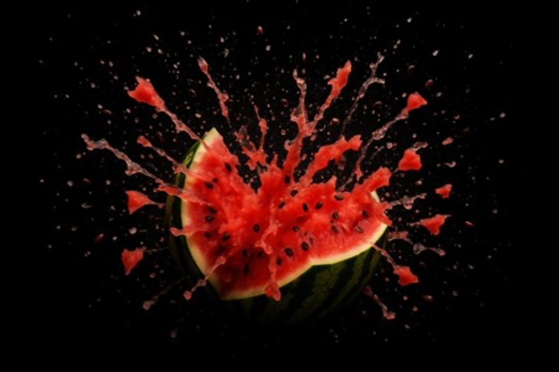 Eksplosiv Vandmelon Splatter - Oplev den friske og sprudlende energi i denne dramatiske vandmelon, der sprænger ud med saftig frugt og sprøjtende saft. Den sorte baggrund fremhæver det betagende øjeblik, som tilføjer liv og dynamik til dit hjem.